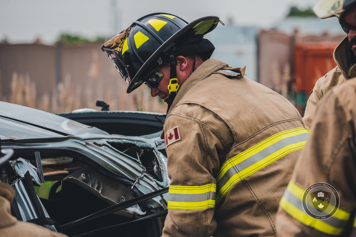 FirstResponseP1's tweet photo. RHFES Recruits training in Auto Extrication 🔥🇨🇦
•
•
#richmondhillfire #rhfes #firedepartment #fd #firefighters #firetrucks #msafire #scba #smoke #firetraining #autoex #autoextrication #fire #hoseline #hydrant #richmondhill #yorkregion #ontario #canada https://t.co/uUpZJGMBQm