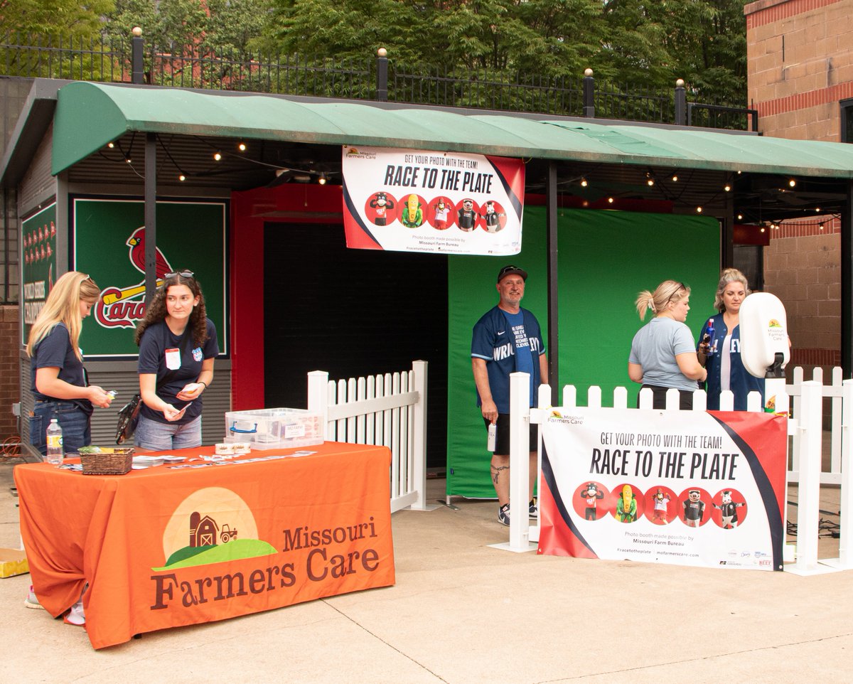 MFA_Inc's tweet photo. MFA staff took our 2022 Ag Experience Interns out to the ballgame on this past Friday to show their support of the @MOFarmersCare #FarmTeam! #GrowWithMFA #GoFarmTeam #GoCardinals https://t.co/S8tS9VgMku