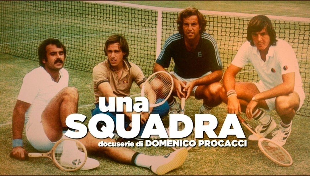 AlbertoEmmolo's tweet photo. #UnaSquadra entra nel gotha delle serie tv per qualità di narrazione, colonna sonora, fotografia e ritmo.
Sei magnifiche puntate su sport, uomini, storie ed eventi che gravitano attorno alla finale di #Santiago del 1976.
Capolavoro.
#Italia #Cile #CoppaDavis #tennis #Procacci https://t.co/xKt3JBx52K