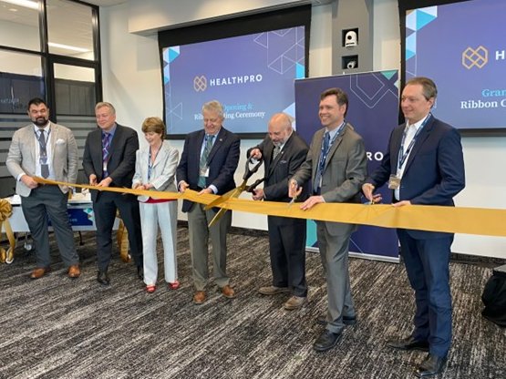 HealthPROCanada's tweet photo. Oakville @MayorRobBurton, Oakville MPP @stcrawford2 and Oakville municipal @CouncillorAdams joined us at our new building, 360 Oakville Place, for our inaugural ribbon cutting ceremony to commence our grand opening!
#KnowledgeandTrust #healthcare #leadership https://t.co/0nGLgSeuHk