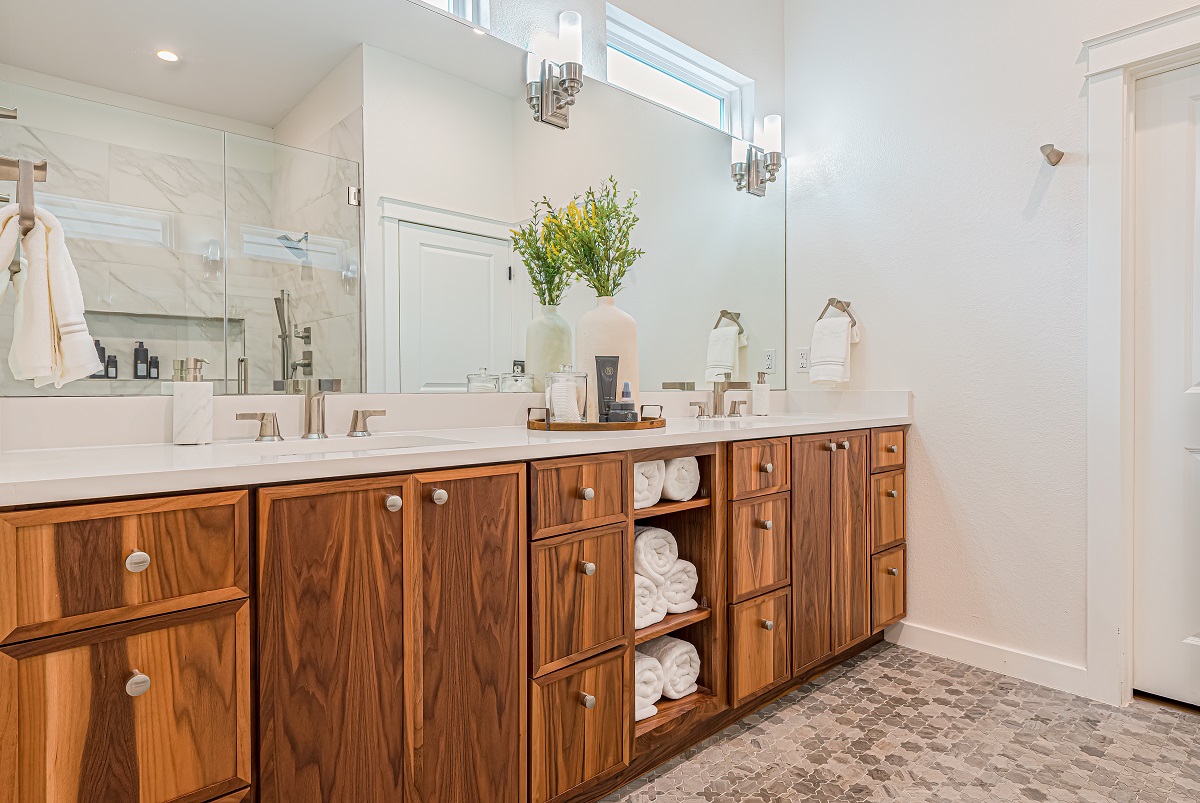bes_builder's tweet photo. Gorgeous, stunning master bathroom remodel in Mueller.  We are so proud of this remodel!
#bathroom #austinremodel #remodelingdoneright #bathroomremodel #buildwithferguson #fergusonshowrooms #prosourceaustin #cambriasurfaces #muelleratx #muellerneighborhood #vanities #lighting https://t.co/feuRlMDskT