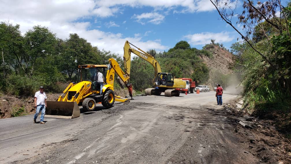 Sofi_256lp's tweet photo. El gobernador @JEHYSONGUZMAN adelanta obras de rehabilitación en el sector La Variante, específicamente en la zona afectada por la falla de Boconó, a la altura de Las González, donde un equipo de infraestructura está haciendo reparaciones en el sitio conocido como "el escalón". https://t.co/qcRxC5jRB9
