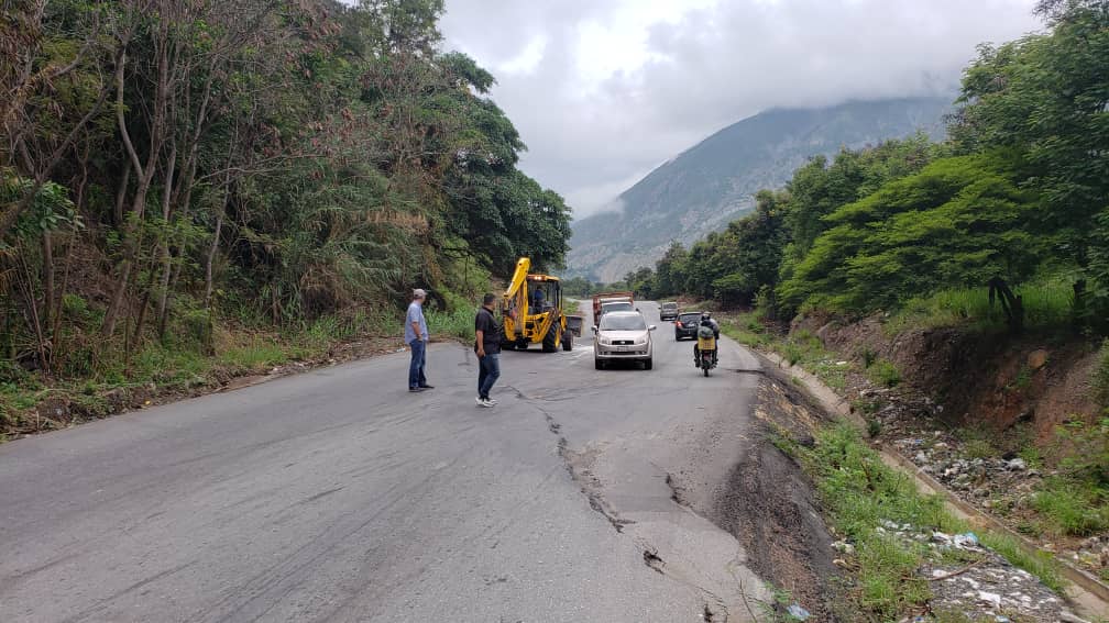 Sofi_256lp's tweet photo. El gobernador @JEHYSONGUZMAN adelanta obras de rehabilitación en el sector La Variante, específicamente en la zona afectada por la falla de Boconó, a la altura de Las González, donde un equipo de infraestructura está haciendo reparaciones en el sitio conocido como "el escalón". https://t.co/qcRxC5jRB9