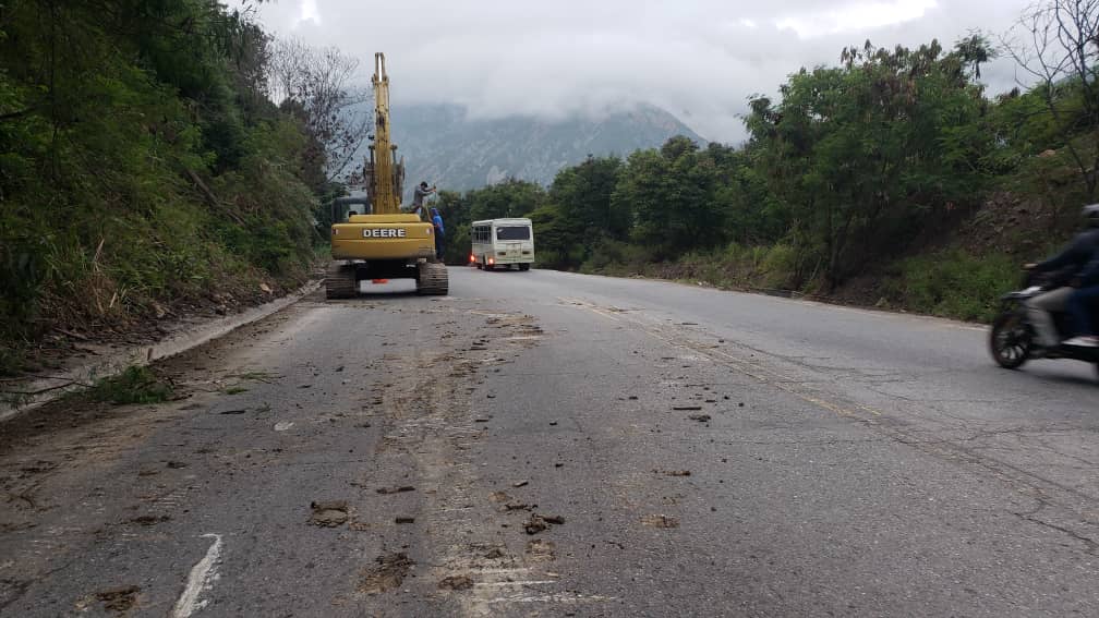 Sofi_256lp's tweet photo. El gobernador @JEHYSONGUZMAN adelanta obras de rehabilitación en el sector La Variante, específicamente en la zona afectada por la falla de Boconó, a la altura de Las González, donde un equipo de infraestructura está haciendo reparaciones en el sitio conocido como "el escalón". https://t.co/qcRxC5jRB9