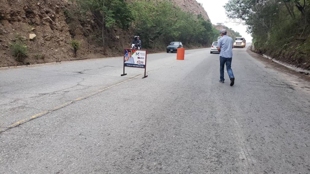 Sofi_256lp's tweet photo. El gobernador @JEHYSONGUZMAN adelanta obras de rehabilitación en el sector La Variante, específicamente en la zona afectada por la falla de Boconó, a la altura de Las González, donde un equipo de infraestructura está haciendo reparaciones en el sitio conocido como "el escalón". https://t.co/qcRxC5jRB9