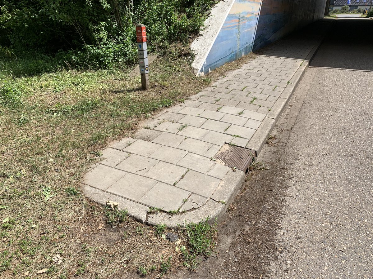 iedjee's tweet image. Kan hier wat aan worden gedaan? Rolstoel onvriendelijk bij viaduct Kranenburg. Met rolstoel over de weg is donker en gevaarlijk. Maak svp een nette afrit. @gemeentezwolle #gehandicapten #toegankelijkheid
