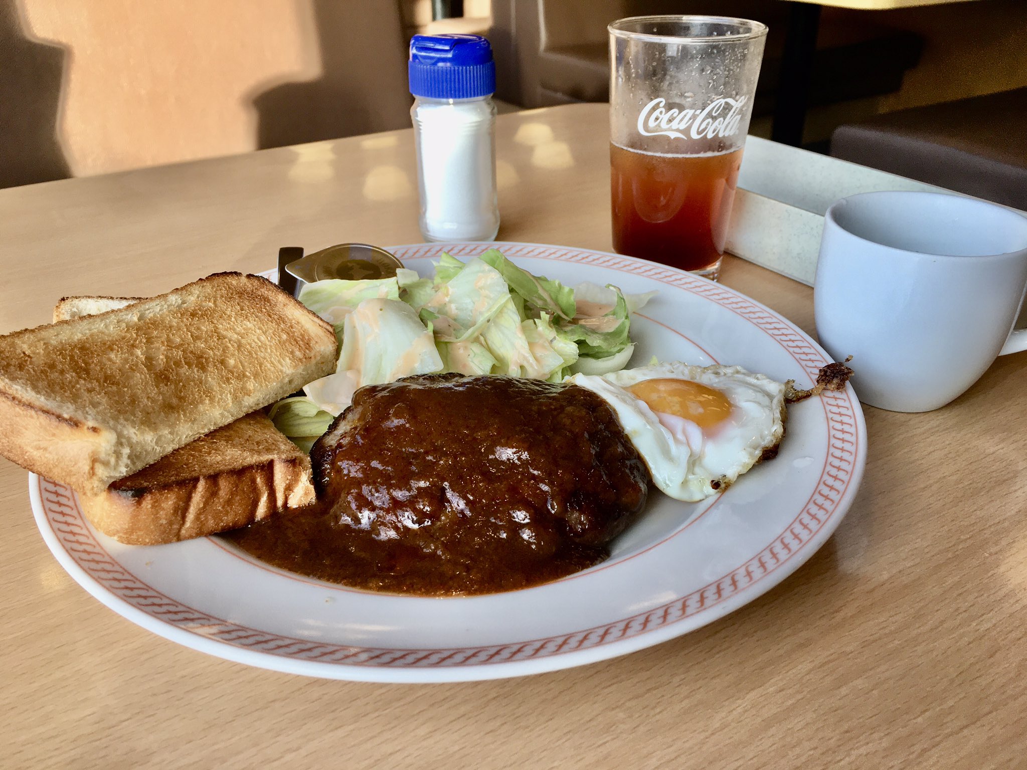 Yoh 変則夜勤の仕事終わりの午前５時半過ぎ 24時間営業のファミレスのジョイフルでハンバーグプレート この時間って爺さん婆さんが多いのね 此処ドリンクバーに梅昆布茶があるのがイイなぁ ハンバーグもクドくなくて地味に美味しい T Co