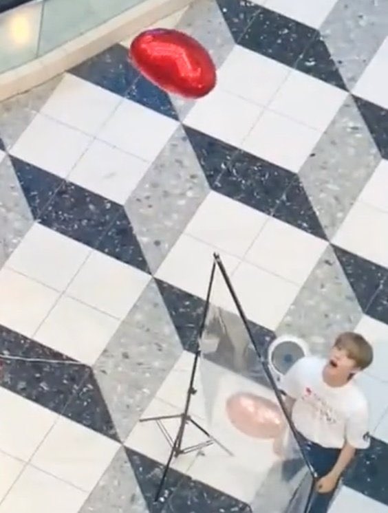 tnyxion's tweet photo. balloon go wee~ 🎈 

꒰ #XION #시온
#ONEUS #원어스 ꒱ https://t.co/51oOIqHssu