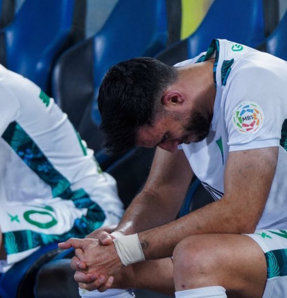 عمر السومة يبكي بعد هبوط فريقه الأهلي 💔