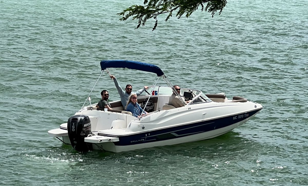 jenb's tweet photo. Eng &amp; Sales teams together on a boat…that’s all she wrote ☀️⚓️
#LoveWhereYouWork #TwitterDetroit

(@btschrage, @timdiam, @danhaggerty_ ) https://t.co/zMW7ZWy0Au