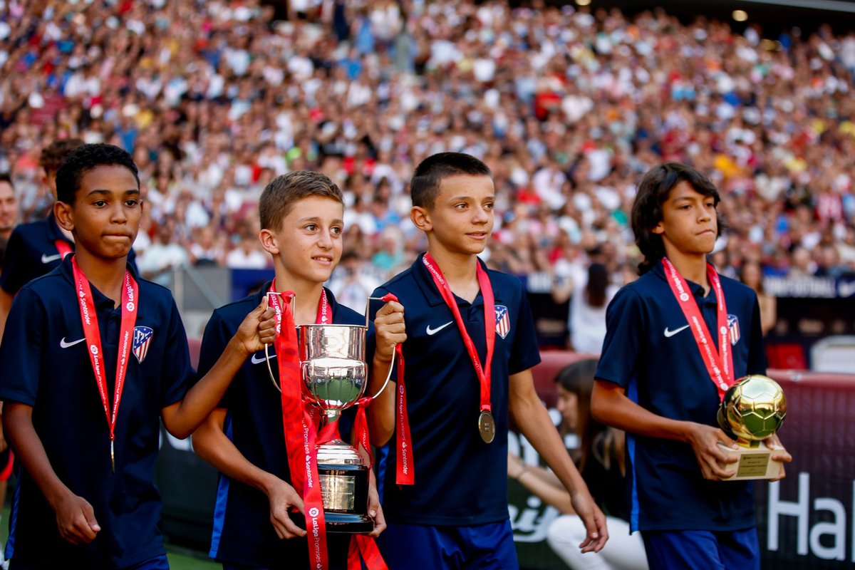 El Infantil B fue homenajeado por el título de #LaLigaPromises durante el desfile de celebración de la #MADCUP2022 que acogió el Wanda <a href="/Metropolitano/">Riyadh Air Metropolitano</a> 🤩