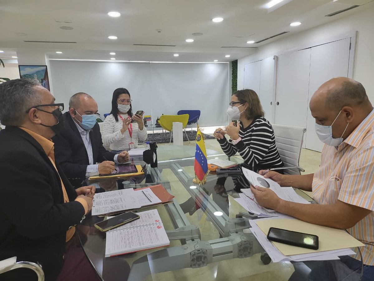torrealbaf's tweet photo. Junto a la Ministra del Poder Popular para la Salud @MagaGutierrezV y l@s representantes de FENASINTRASALUD llevamos a cabo reunión para revisar los temas pendientes de las Trabajadoras y los Trabajadores de este sector.

#ComunicadoresDeLaPatria @NicolasMaduro https://t.co/GD774PZQ7O