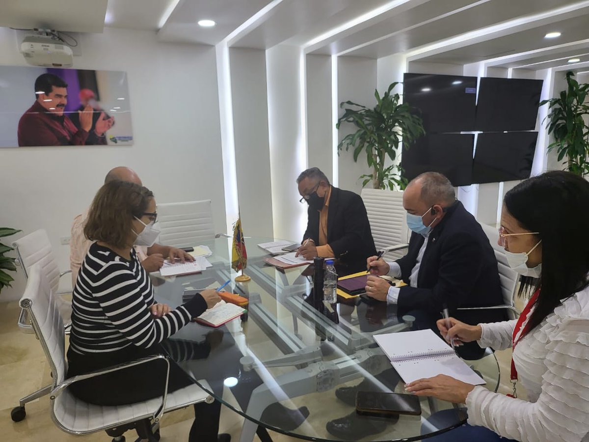 Junto a la Ministra del Poder Popular para la Salud <a href="/MagaGutierrezV/">Magaly Gutiérrez Viña</a> y l@s representantes de FENASINTRASALUD llevamos a cabo reunión para revisar los temas pendientes de las Trabajadoras y los Trabajadores de este sector.

#ComunicadoresDeLaPatria <a href="/NicolasMaduro/">Nicolás Maduro</a>
