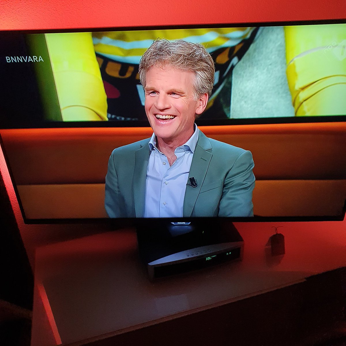 Op 1 zet zich te kijk door boer de mond te snoeren!  Schaamteloos!