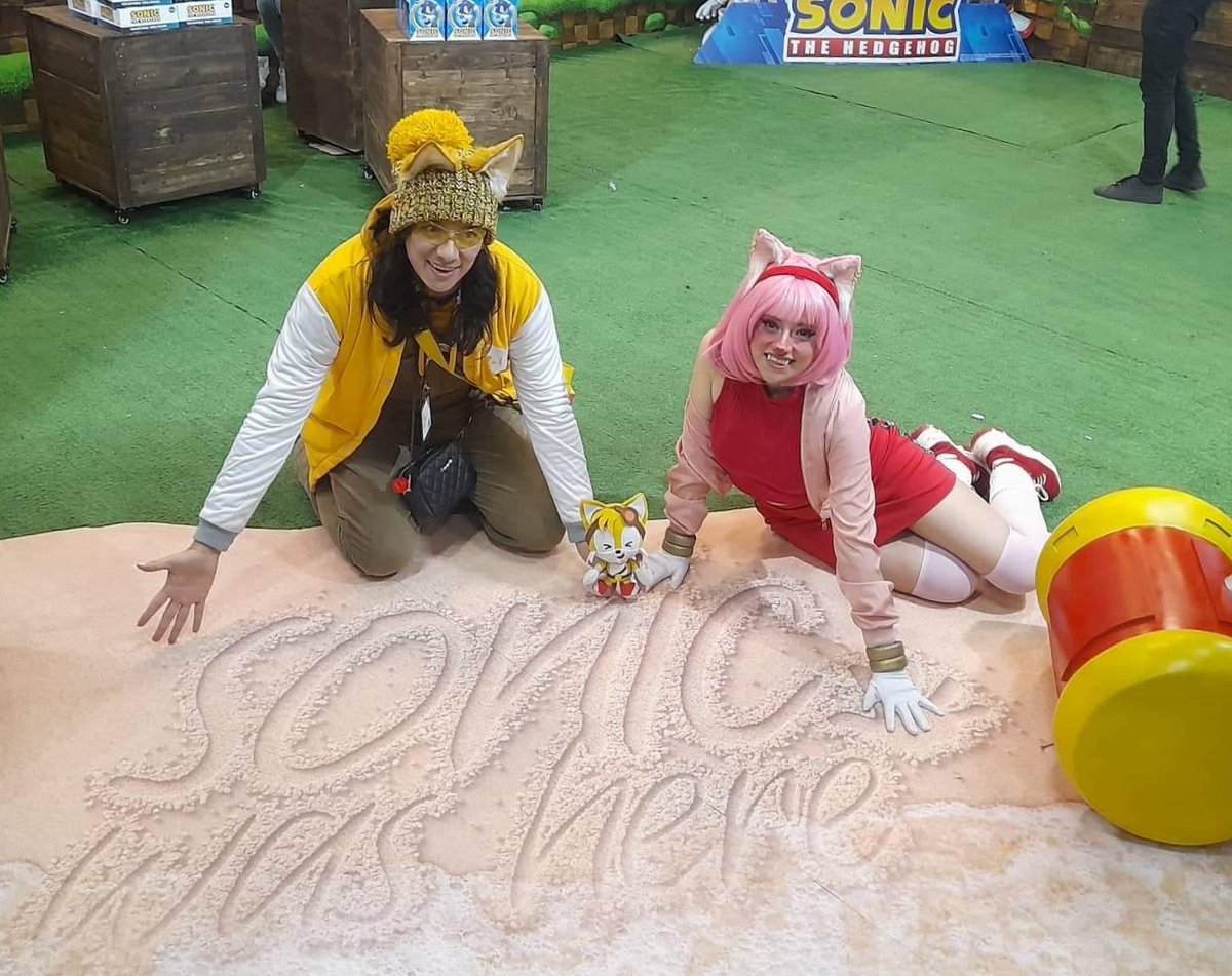ely_pandita's tweet photo. Sonic was here 💙🏝️

Ft @danieruhuli en #BacktoComicCon 

#SonicTheHedeghog #Tails #AmyRose https://t.co/mKKUYOaaT0