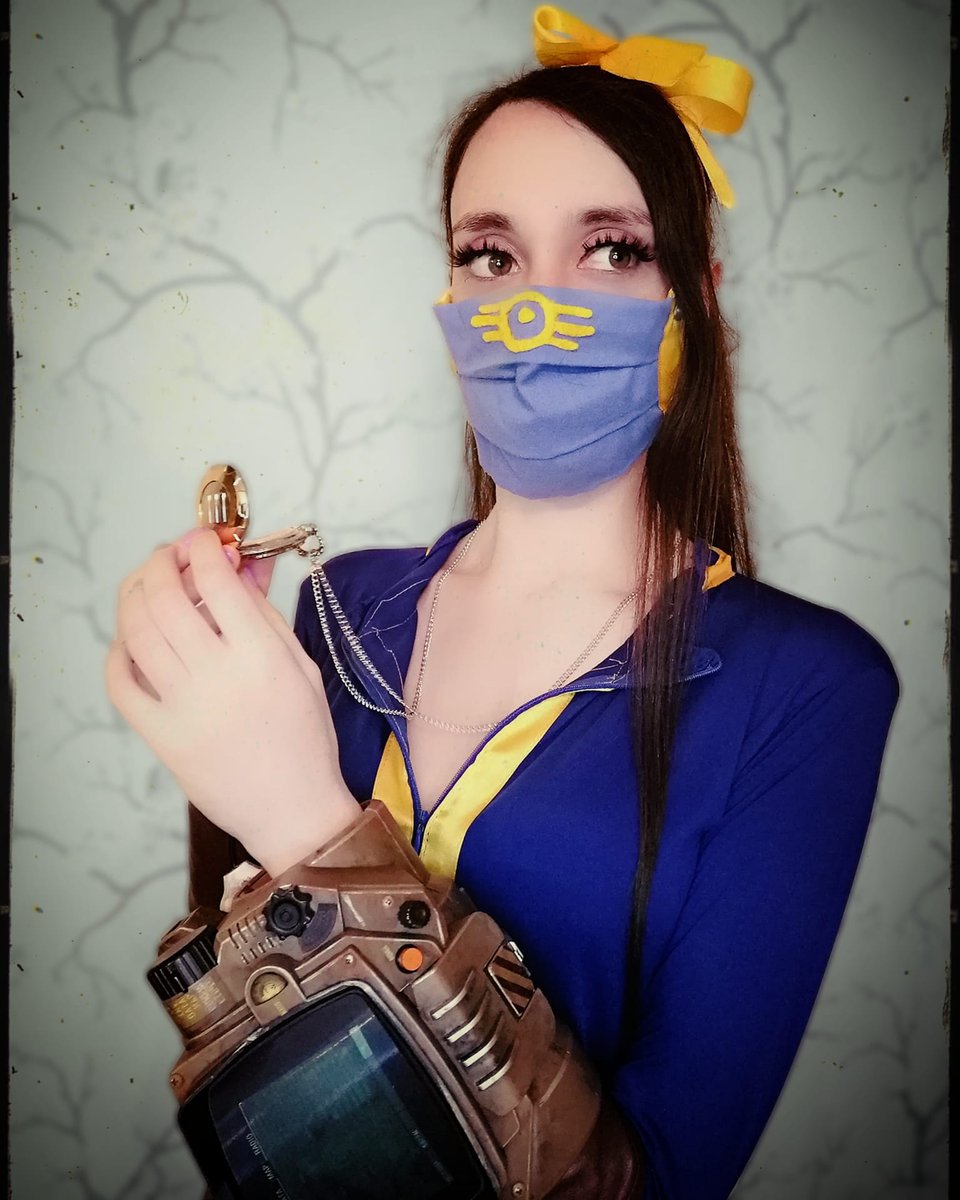CrazyMCRAngel's tweet photo. ⌚Here's to another week! Loving my Vault 111 pocket watch! #fallout #falloutcosplay #vaultgirl #falloutwatch #vault111 https://t.co/EK7izHHqTf