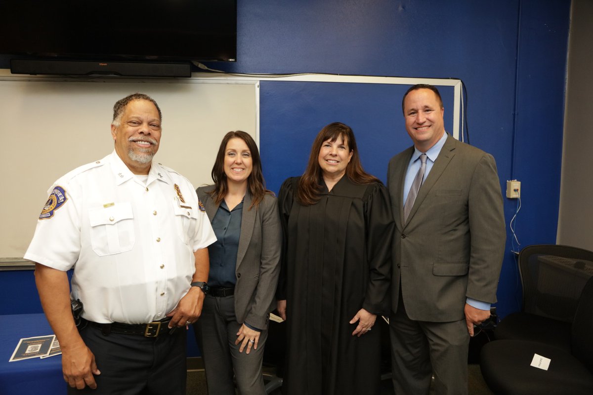IMPDnews's tweet photo. Today IMPD Chief Taylor swore in six lateral officers to the IMPD for the 4th lateral class!

IMPD is currently hiring lateral officers and is offering a $5,000 signing bonus. If you're interested in joining our department, head to https://t.co/9SVQpSId3P  

#joinimpd #WeAreIMPD https://t.co/SoAO8XvJZc