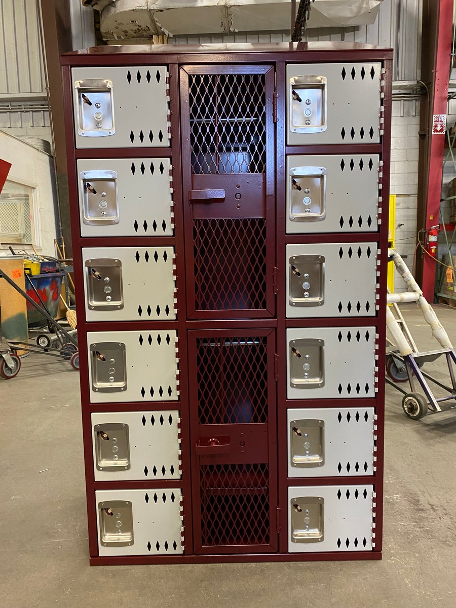 DebourghMfg's tweet photo. Calexico High School in Calexico, CA

#Apex #Gym #DiamondPerforation #SentryThreeLatch #Mesh #TwoToned #AshGray #MaroonPeaks #5KnuckleHinge #SlopeTop #Lockers #DeBourgh https://t.co/k8uUA2Ccu7