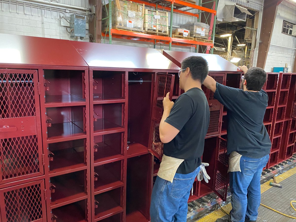 DebourghMfg's tweet photo. Calexico High School in Calexico, CA

#Apex #Gym #DiamondPerforation #SentryThreeLatch #Mesh #TwoToned #AshGray #MaroonPeaks #5KnuckleHinge #SlopeTop #Lockers #DeBourgh https://t.co/k8uUA2Ccu7