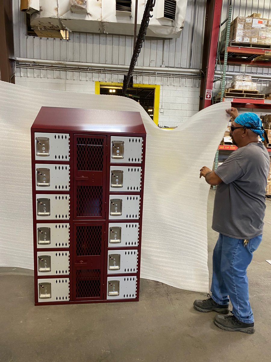 DebourghMfg's tweet photo. Calexico High School in Calexico, CA

#Apex #Gym #DiamondPerforation #SentryThreeLatch #Mesh #TwoToned #AshGray #MaroonPeaks #5KnuckleHinge #SlopeTop #Lockers #DeBourgh https://t.co/k8uUA2Ccu7