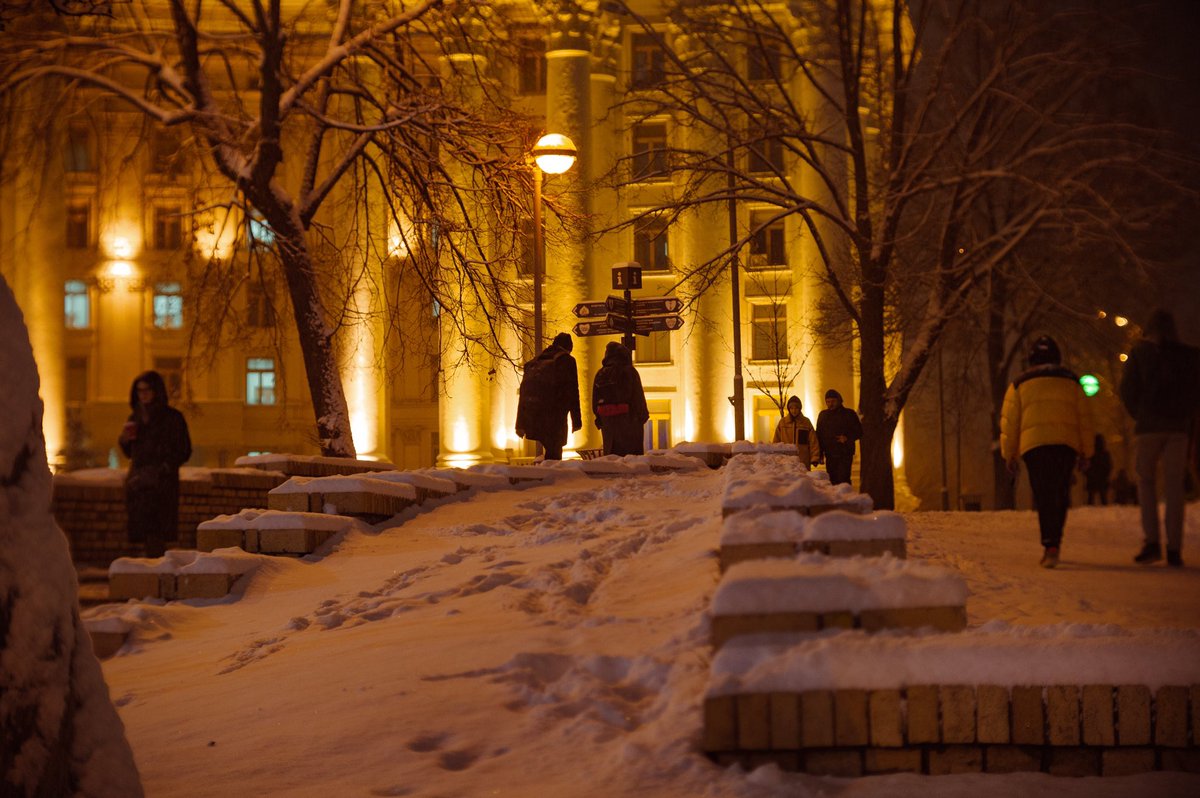 Tiervyphoto's tweet photo. Ці світлини з камери, яка лишилася в Києві. Це все ще мирне місто, грудень 2021. Кілька днів до нового року, який змінив кожного. Лишу для історії.
#kyiv #ukraine #beforethewar https://t.co/WshtMcULHN