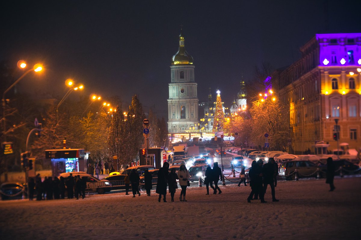 Tiervyphoto's tweet photo. Ці світлини з камери, яка лишилася в Києві. Це все ще мирне місто, грудень 2021. Кілька днів до нового року, який змінив кожного. Лишу для історії.
#kyiv #ukraine #beforethewar https://t.co/WshtMcULHN