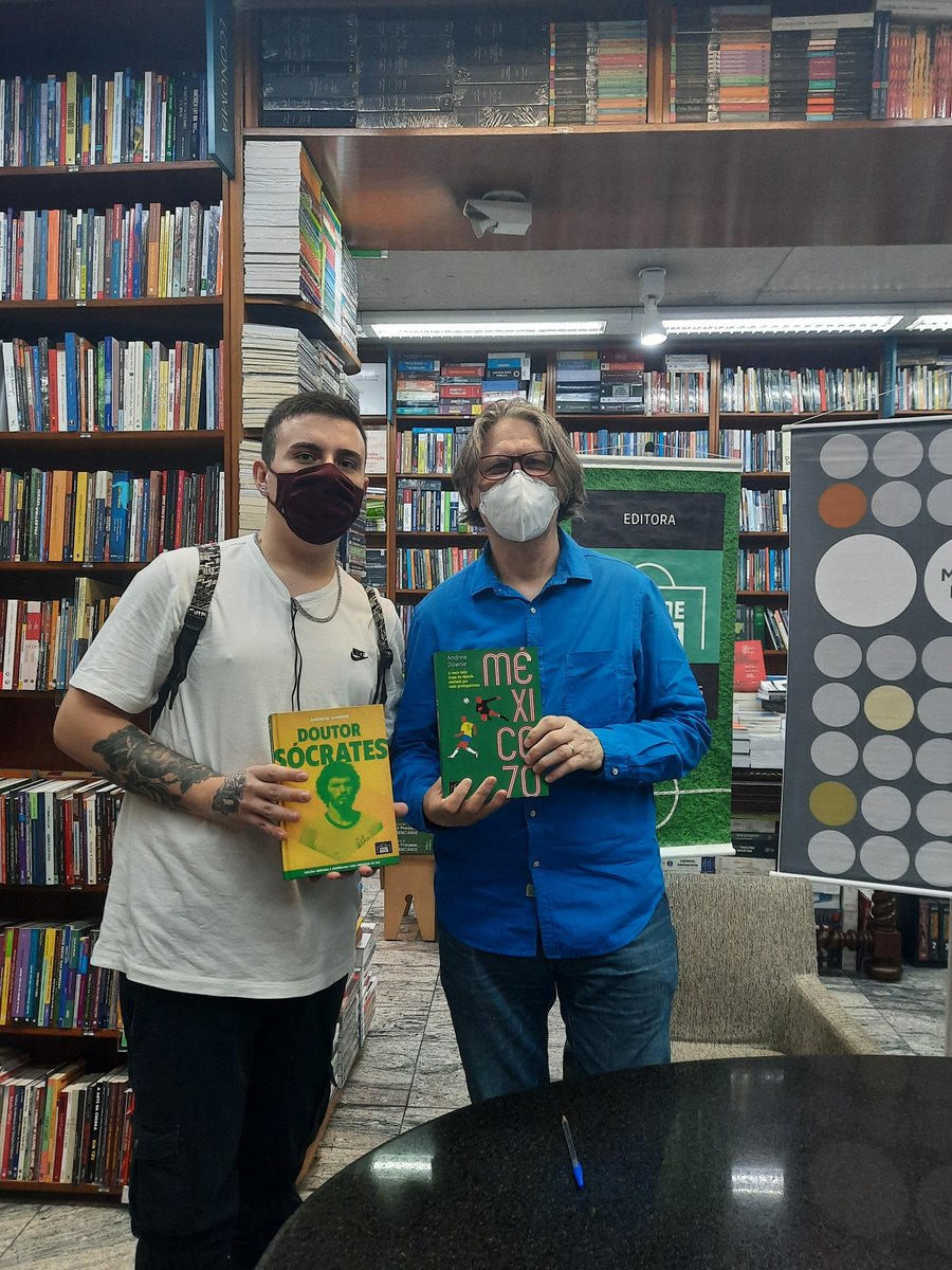rodrigolt7_'s tweet photo. Uma honra conhecer pessoalmente o grande @adowniebrazil , autor dessas obras incríveis! 
@EdGrandeArea https://t.co/myqud3KmAv