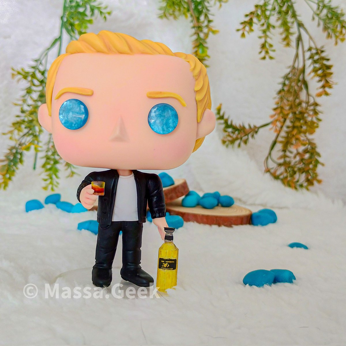 JenFrasers's tweet image. Yea!! I made a custom Sam Heughan in cold porcelain!! And I'm very happy with the result! The little glass of whiskey and the little bottle of Sassenach. I'm in love! And it would be EVERYTHING if he could see it!!! 
#airdryclay #SamHeughanfans #sassenachwhisky