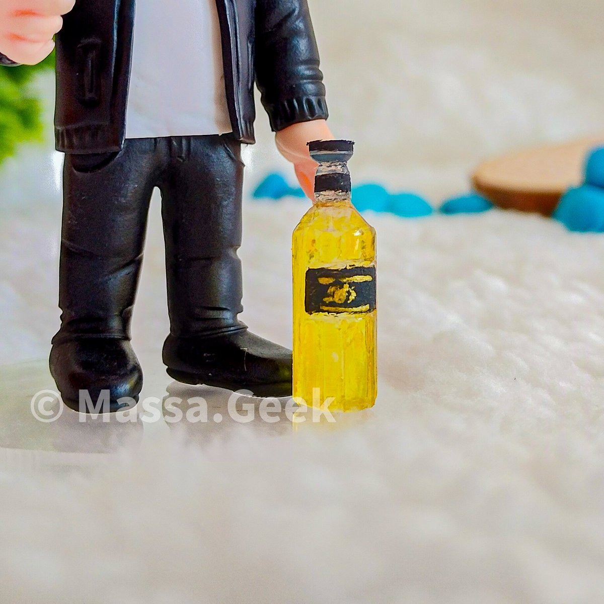 JenFrasers's tweet image. Yea!! I made a custom Sam Heughan in cold porcelain!! And I'm very happy with the result! The little glass of whiskey and the little bottle of Sassenach. I'm in love! And it would be EVERYTHING if he could see it!!! 
#airdryclay #SamHeughanfans #sassenachwhisky