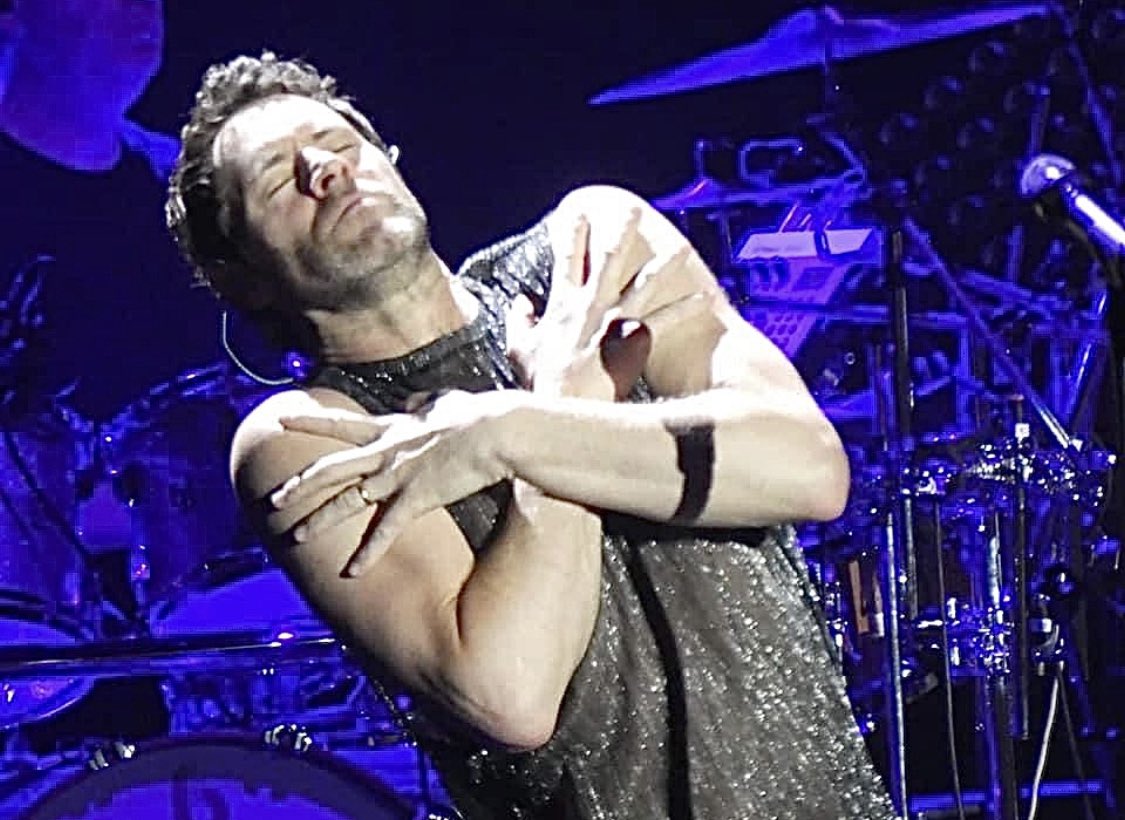 TeamDonaldFans's tweet photo. Close your eyes and make a wish 🤗🤗🤗 #howarddonald #takethat #favman https://t.co/dInmwSXeEy