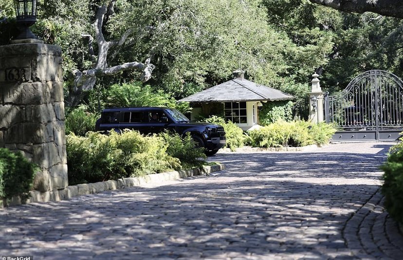 hrrysgreysuit's tweet photo. Harry and Meghan are seen pulling into Oprah's Montecito home         

Once again the private 2nd-row couple are magically photographed on their way to visit Oprah! 

Pictures courtesy of BackGrid😁

https://t.co/RjtOAUc74O via @MailOnline https://t.co/x7P66QvgOA