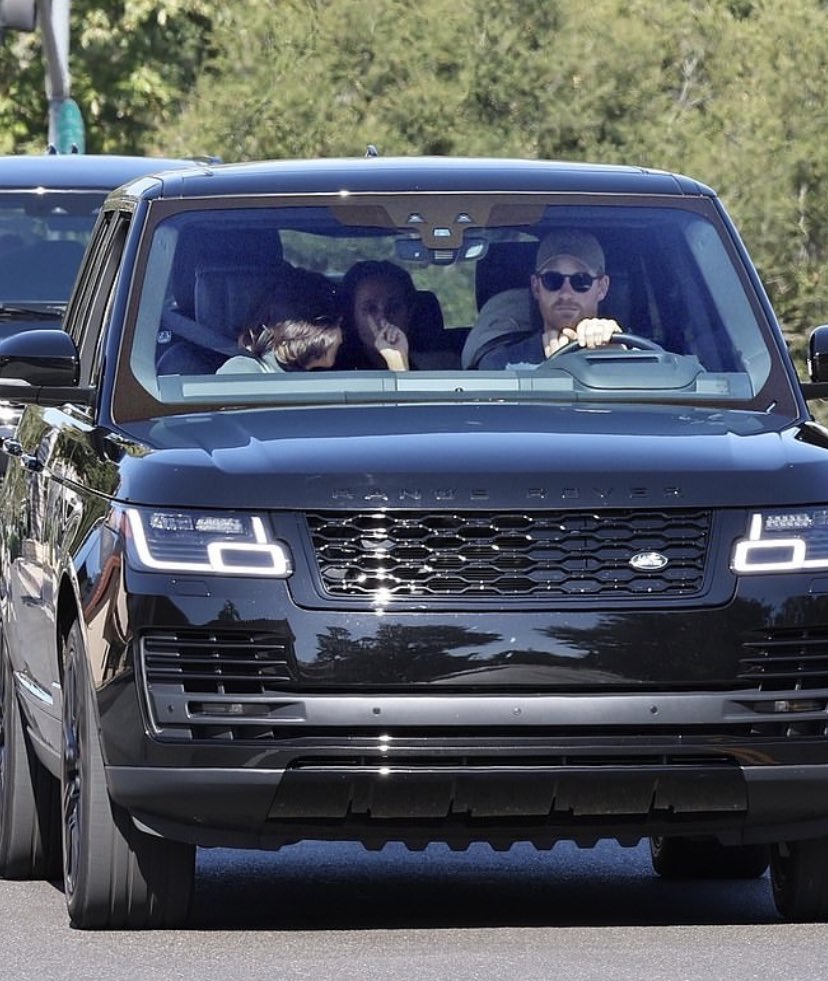 hrrysgreysuit's tweet photo. Harry and Meghan are seen pulling into Oprah's Montecito home         

Once again the private 2nd-row couple are magically photographed on their way to visit Oprah! 

Pictures courtesy of BackGrid😁

https://t.co/RjtOAUc74O via @MailOnline https://t.co/x7P66QvgOA