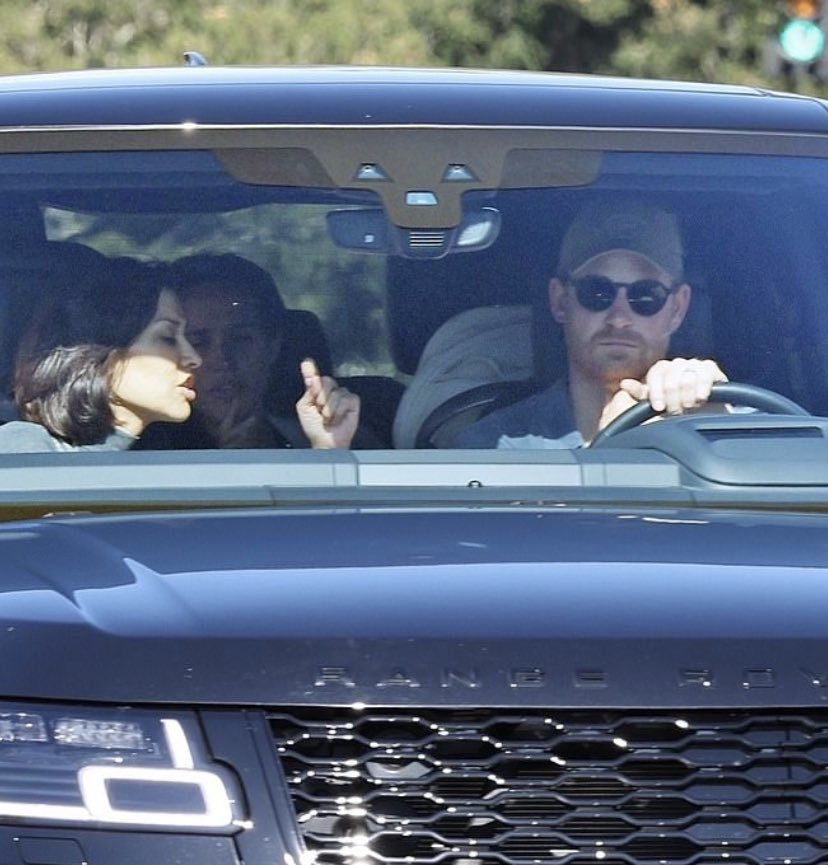 hrrysgreysuit's tweet photo. Harry and Meghan are seen pulling into Oprah's Montecito home         

Once again the private 2nd-row couple are magically photographed on their way to visit Oprah! 

Pictures courtesy of BackGrid😁

https://t.co/RjtOAUc74O via @MailOnline https://t.co/x7P66QvgOA