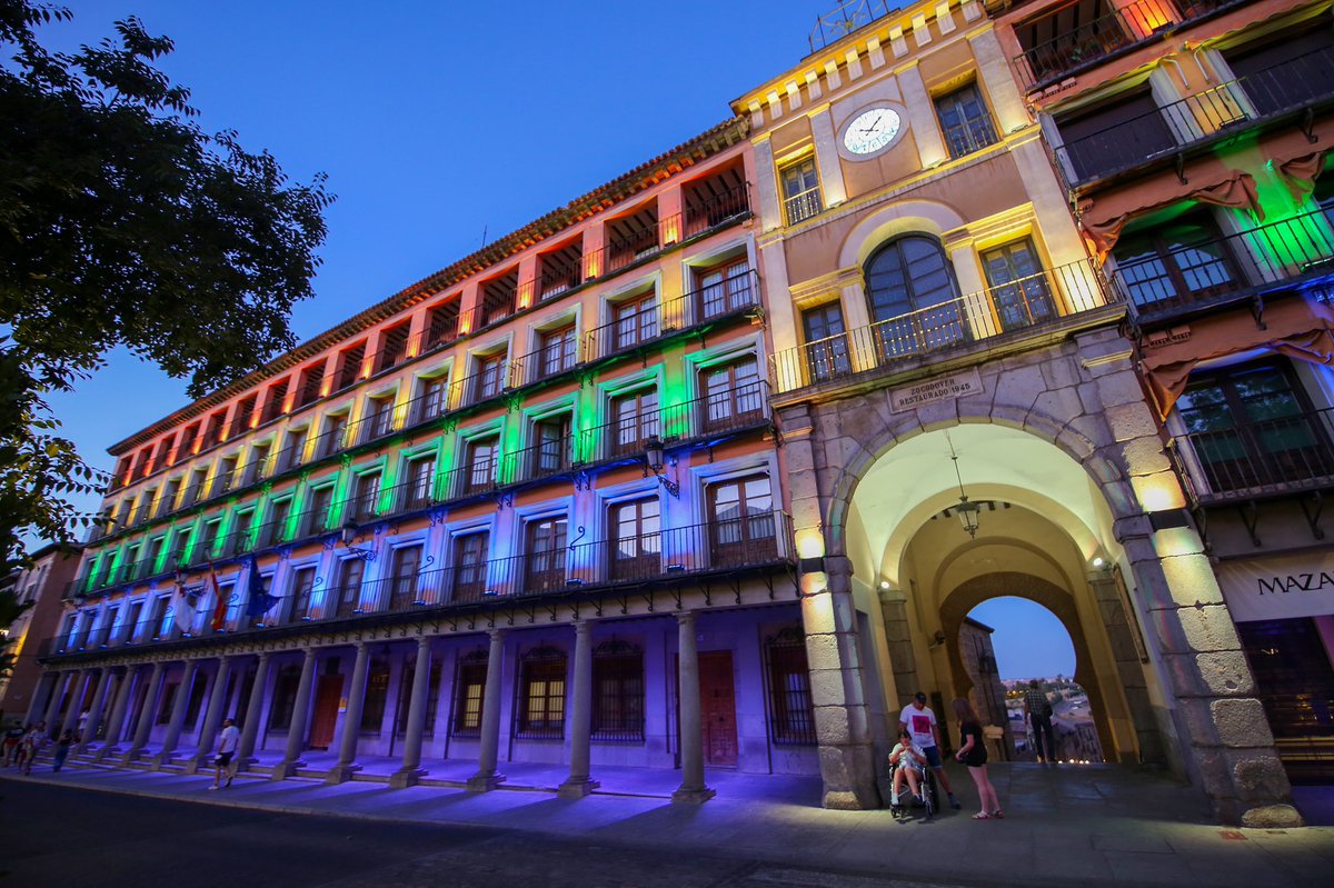 Como otras ciudades de España, Toledo también ilumina uno de sus espacios más emblemáticos con la bandera arcoíris para apoyar el #DíadelOrgullo2022. La plaza de Zocodover lucirá así hasta el próximo domingo.