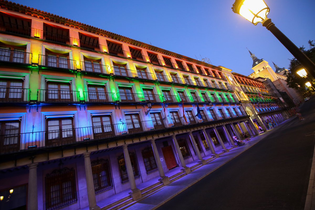 milagrostolon's tweet photo. Como otras ciudades de España, Toledo también ilumina uno de sus espacios más emblemáticos con la bandera arcoíris para apoyar el #DíadelOrgullo2022. La plaza de Zocodover lucirá así hasta el próximo domingo. https://t.co/EVOvQtFP9W