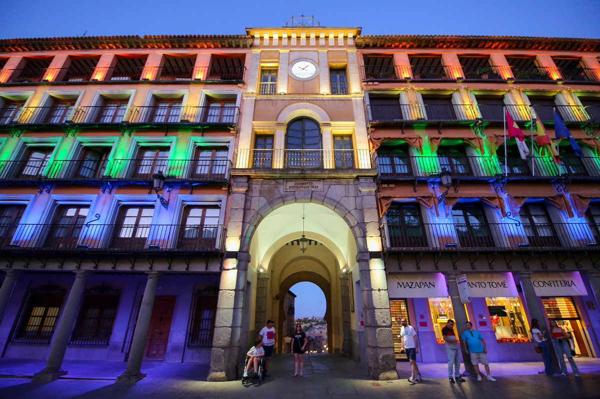 milagrostolon's tweet photo. Como otras ciudades de España, Toledo también ilumina uno de sus espacios más emblemáticos con la bandera arcoíris para apoyar el #DíadelOrgullo2022. La plaza de Zocodover lucirá así hasta el próximo domingo. https://t.co/EVOvQtFP9W