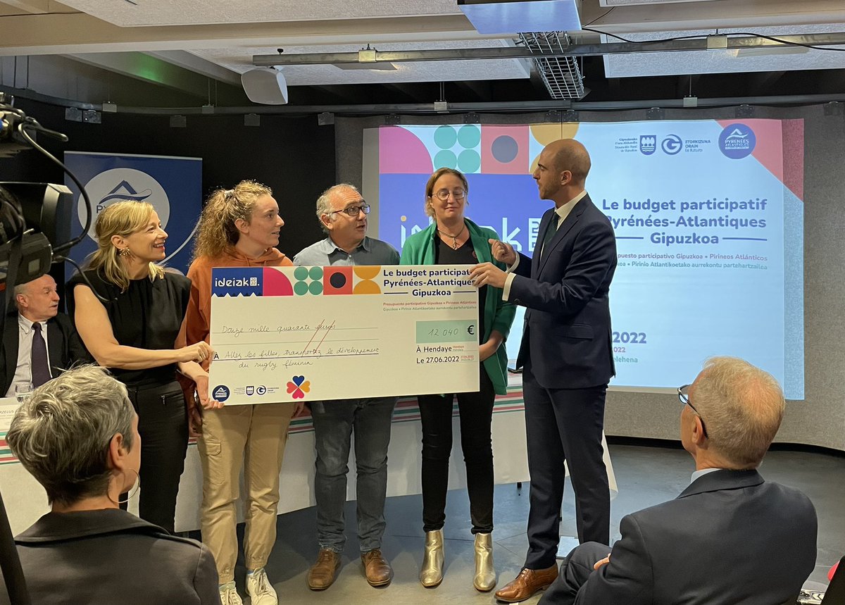 joseba__e's tweet photo. Belle journée pour l’Europe et le Transfrontalier concret du quotidien:
✅inauguration du Pôle d’échange multimodal de #HENDAYE porté par le #SMPBA de la @CommunautePB
✅présentation des lauréats du budget participatif transfrontalier #IDEIAK de @departement64 & @Gipuzkoa https://t.co/DxI3RfSjIX