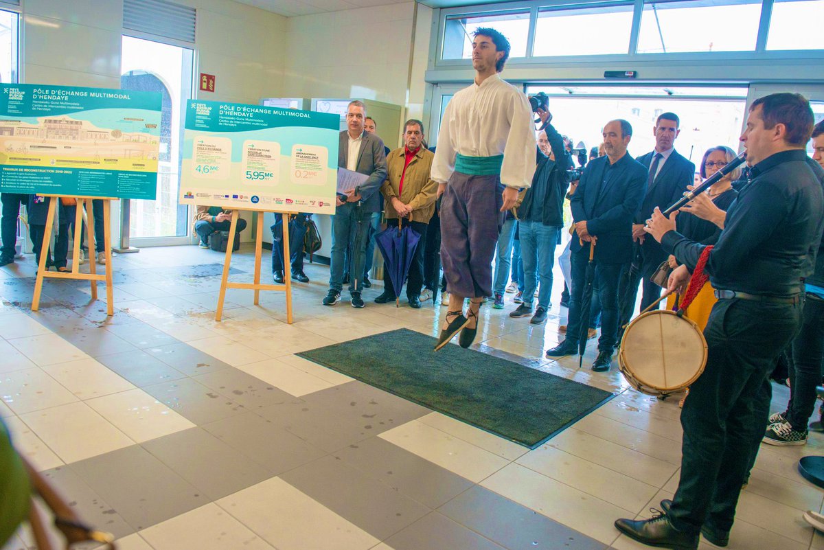 joseba__e's tweet photo. Belle journée pour l’Europe et le Transfrontalier concret du quotidien:
✅inauguration du Pôle d’échange multimodal de #HENDAYE porté par le #SMPBA de la @CommunautePB
✅présentation des lauréats du budget participatif transfrontalier #IDEIAK de @departement64 & @Gipuzkoa https://t.co/DxI3RfSjIX