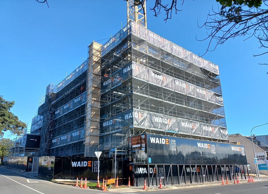 PacifeconNZ's tweet photo. Construction started at Milford 110 in early 2021 for 6 storey building, with basement carparking, ground floor retail &amp; cafe &amp; 20 apartments on the upper floors.
Waide Commercial Construction Ltd
#residential #auckland #apartments #retail #commercial #construction #building https://t.co/TM807ttr7c