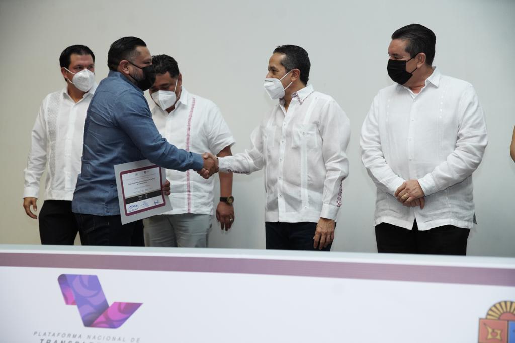 Sefiplanqroo's tweet photo. Recibe el titular de #SEFIPLAN @RicardoSanchzH reconocimiento por buenas prácticas de #Transparencia al obtener el 100% de cumplimiento en el #IGcot, resultado del ejercicio fiscal 2021 con la publicación de la información que se coloca en la Plataforma Nacional de Transparencia https://t.co/KfMQQ77r3U
