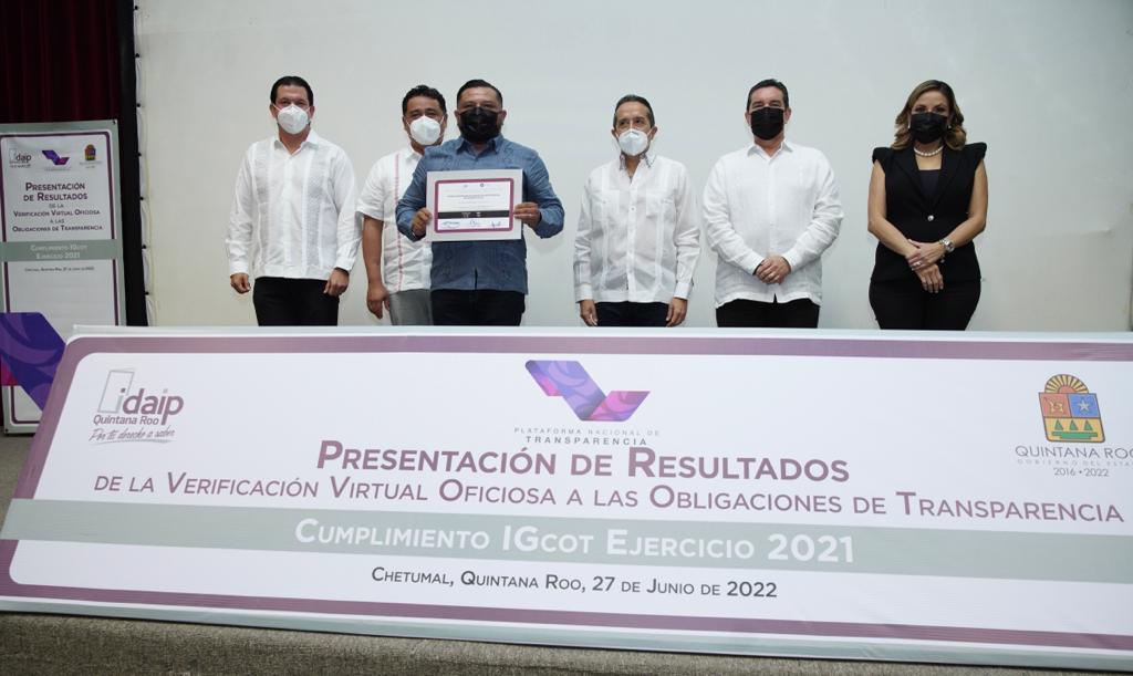 Sefiplanqroo's tweet photo. Recibe el titular de #SEFIPLAN @RicardoSanchzH reconocimiento por buenas prácticas de #Transparencia al obtener el 100% de cumplimiento en el #IGcot, resultado del ejercicio fiscal 2021 con la publicación de la información que se coloca en la Plataforma Nacional de Transparencia https://t.co/KfMQQ77r3U