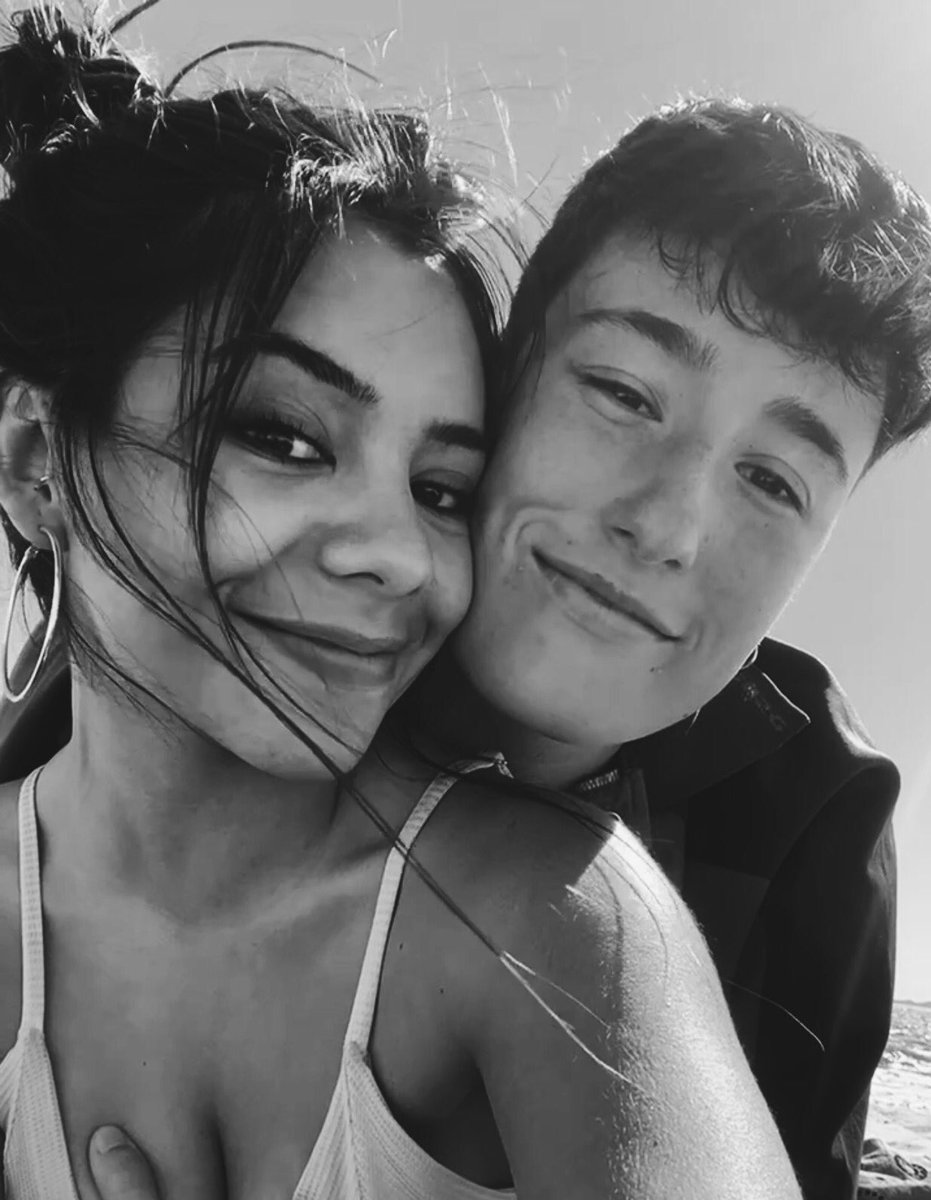 sandrafeijoo10's tweet photo. como me van a convencer de que la magia no existe.. felices 21 mi amor <3 https://t.co/AQ4O8zYJG6