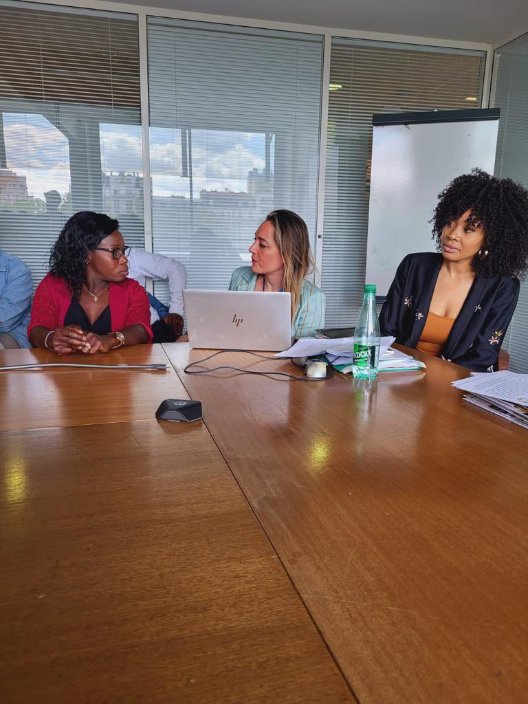ahoua_anderson's tweet photo. La team sport for education BY @IBE_UNESCO réunie au siège de l’@UNESCO_fr a paris. Bravo pour cette initiative. https://t.co/50anilKJGs