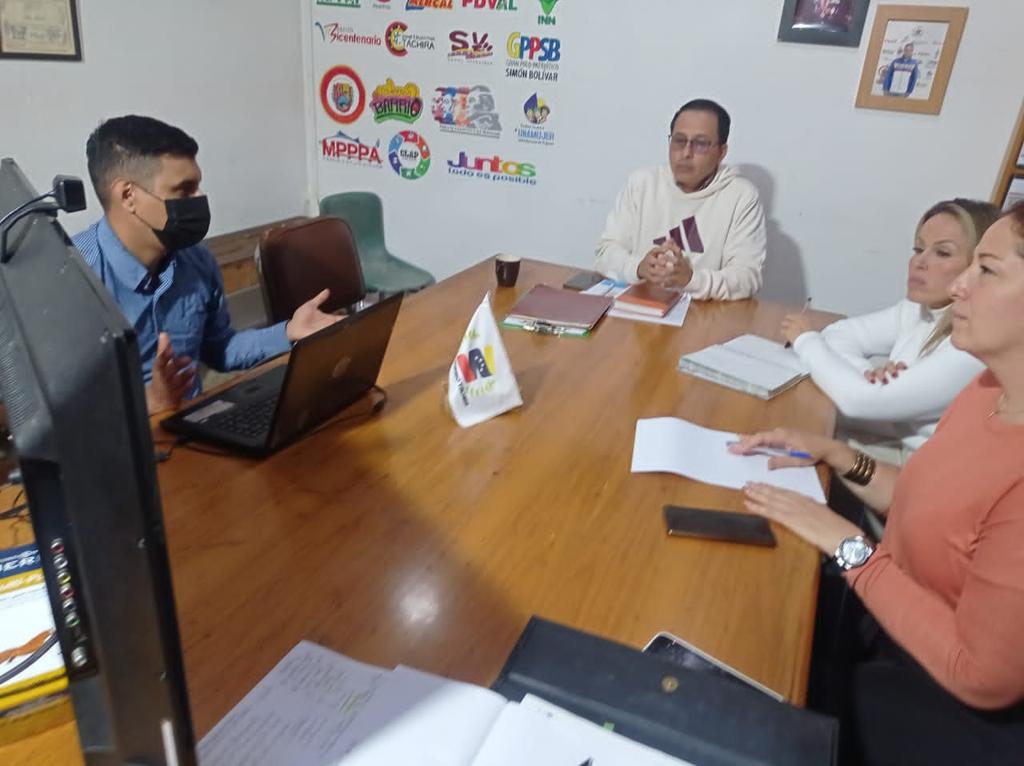 BermudezJoseA's tweet photo. #EnDesarrollo Junto a los compañeros de la Dirección de Sistemas e Informática, nos reunimos con la Primera Dama @KaremDeBernal y su equipo, para presentarle las mejoras al Sistema de Gestión Social y el nuevo Sistema de Carnetización y Gestión de Empleados de la @Gob_Tachira https://t.co/6g6o9WQFoH