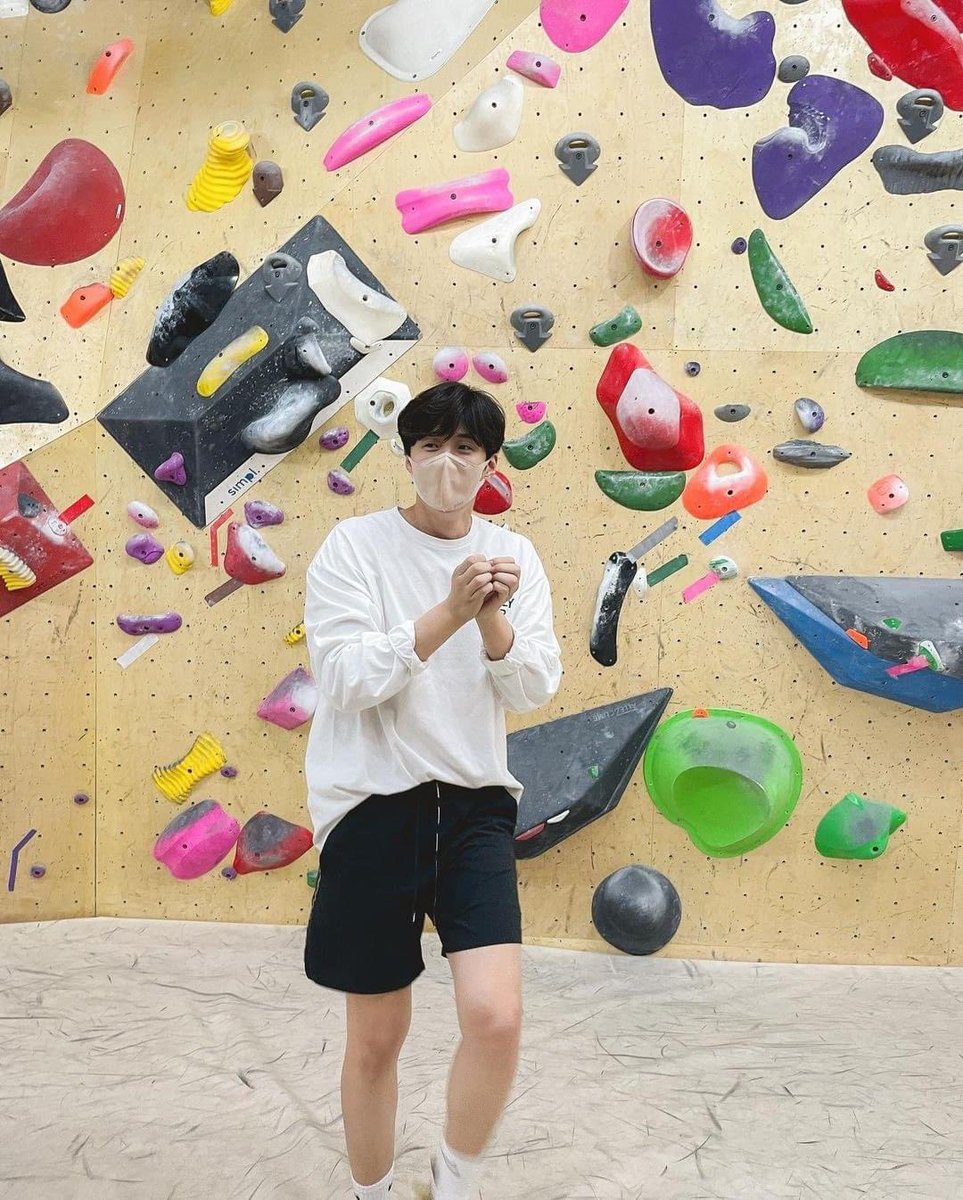 kshworldwide's tweet photo. Kimseonho_staff.diary 27.06.2021 ⭐
--
#Seonhovideo #Seonhophoto 
Learning climbing + Field experience ‘2nd round’
-
The big hands clenching and fingertips challenging variety zone of climbing 
-
#김선호 #KimSeonHo #Kimsda #Theater #TouchingTheVoid #Climbing #fieldexperience
-- https://t.co/JQDZoUiRUG