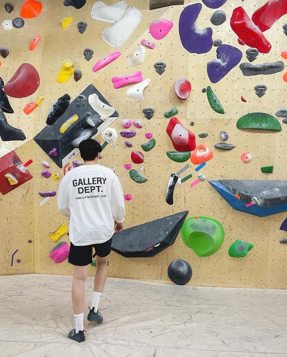kshworldwide's tweet photo. Kimseonho_staff.diary 27.06.2021 ⭐
--
#Seonhovideo #Seonhophoto 
Learning climbing + Field experience ‘2nd round’
-
The big hands clenching and fingertips challenging variety zone of climbing 
-
#김선호 #KimSeonHo #Kimsda #Theater #TouchingTheVoid #Climbing #fieldexperience
-- https://t.co/JQDZoUiRUG