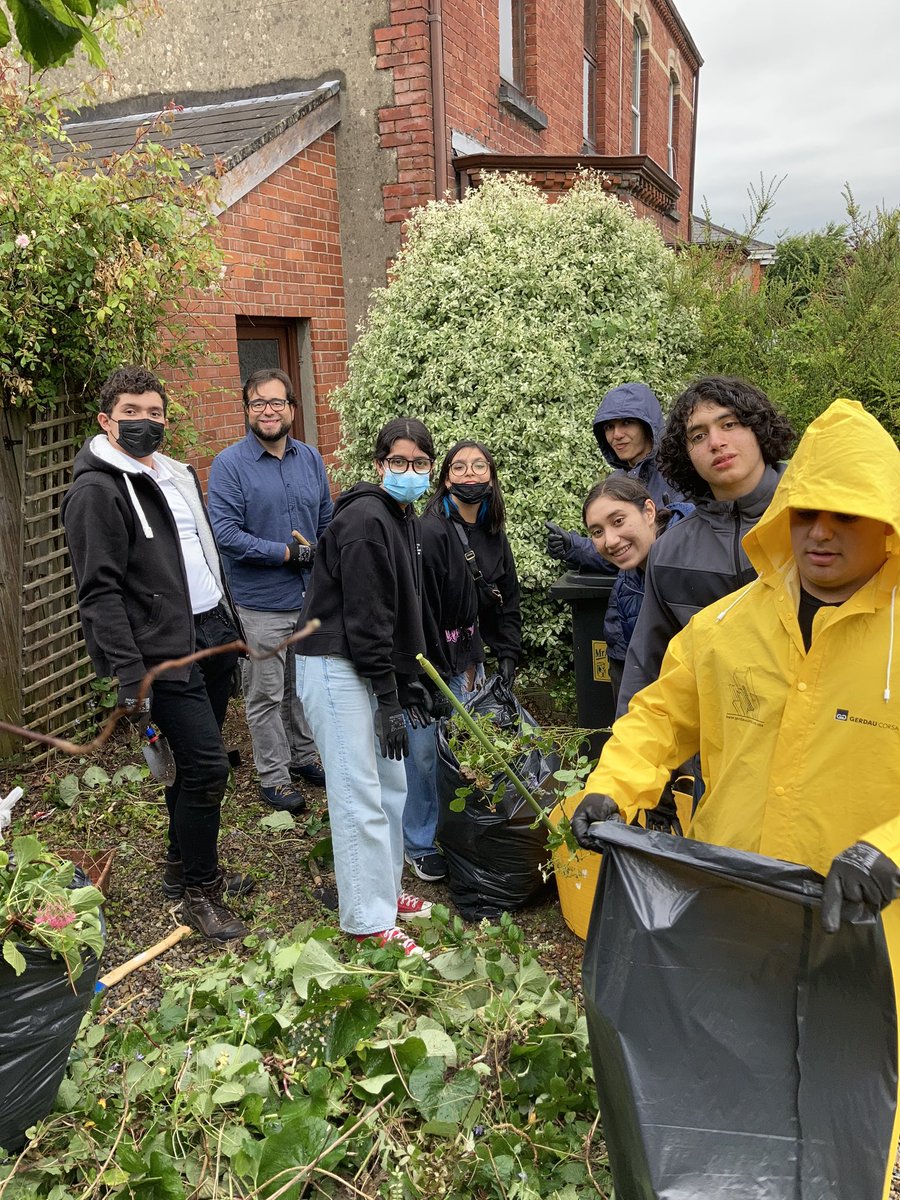 mic_intl's tweet photo. Community engagement in the rain. No problem for this group of energetic Mexican students from prepaITESO 🇲🇽 who helped with an MIC community partnership with @DorasIRL .
@holly_cowman @President_MIC https://t.co/5kHulPEQBs