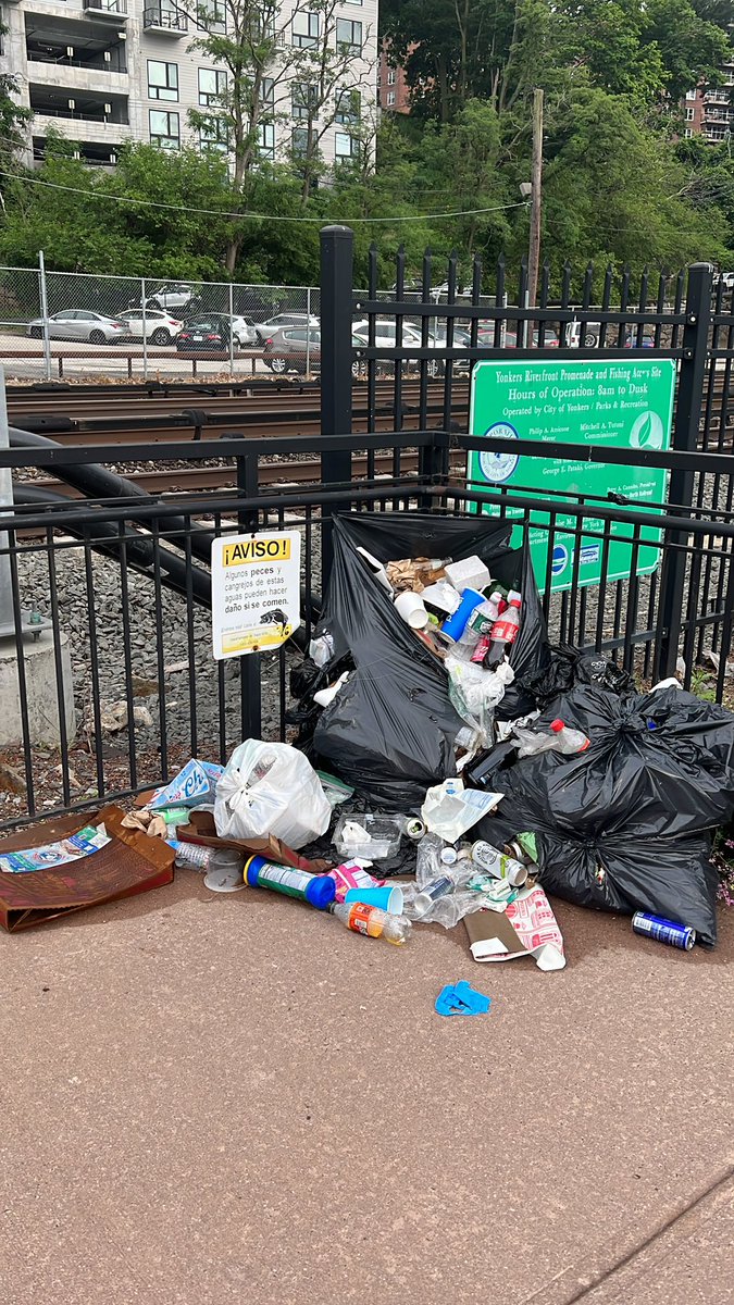 BooHef's tweet image. So if we should wear a mask, you should pick up the trash @MetroNorth @MTA 🤦🏻‍♂️ …and this is just one picture…should I post more??