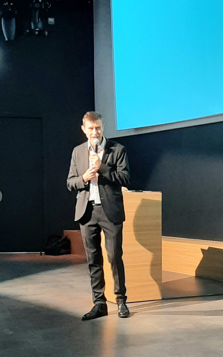 BoulerbahF's tweet photo. Journée intense au Campus cyber pour le séminaire de la DTSI et DSP #orange : partages d'expérience, groupes de travail, immersion VR... que c'est bon de se retrouver !
Merci aux équipes sécurité pour tous ces partages ! https://t.co/ZRxhE9sBVW
