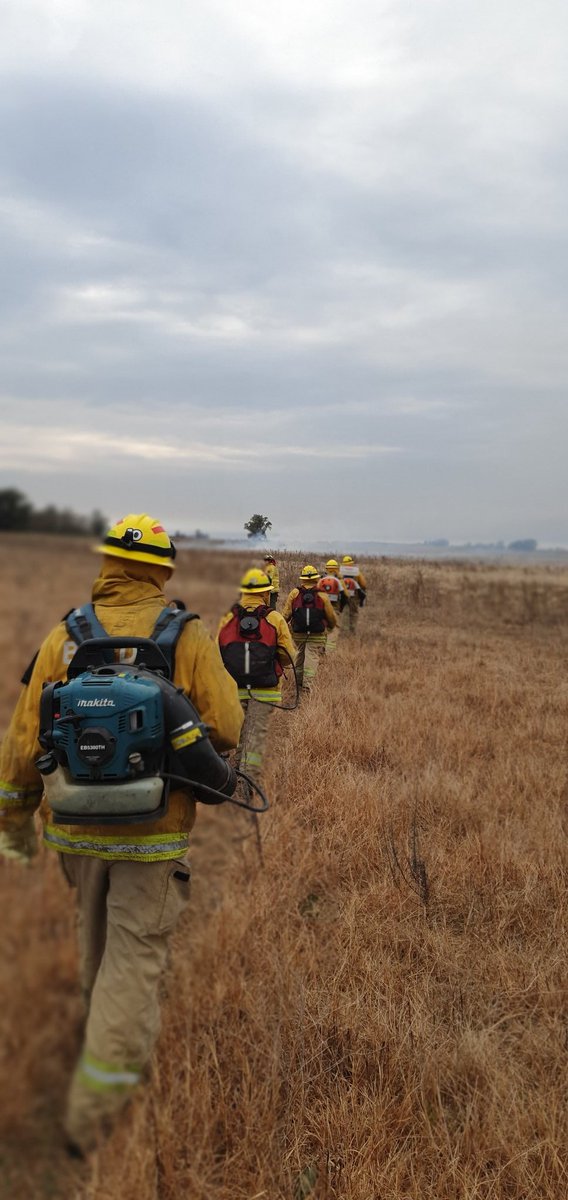 VickyCas16's tweet photo. Capacitación incendios forestales Nivel 1. No tengo palabras de agradecimiento por los compañeros que me tocaron para formar este hermoso grupo y aún más con los B.V de Daireaux que nos recibieron, capacitaron y nos hicieron sentir como en casa. Una calidez humana inexplicable ❤ https://t.co/VRkQ0xjl5Q